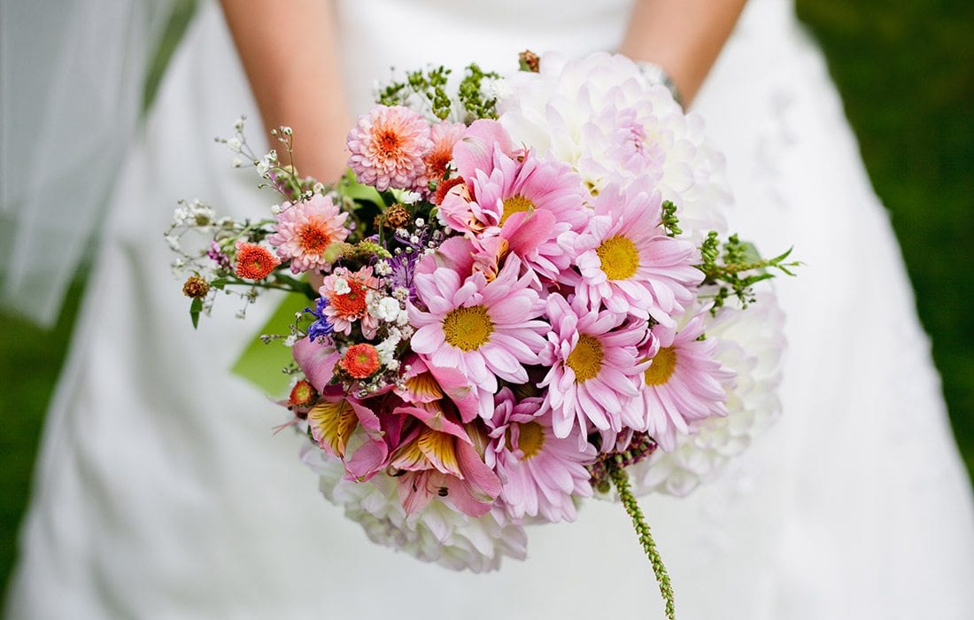 Spruce Up Your Wedding and Save Money With Seasonal Flowers