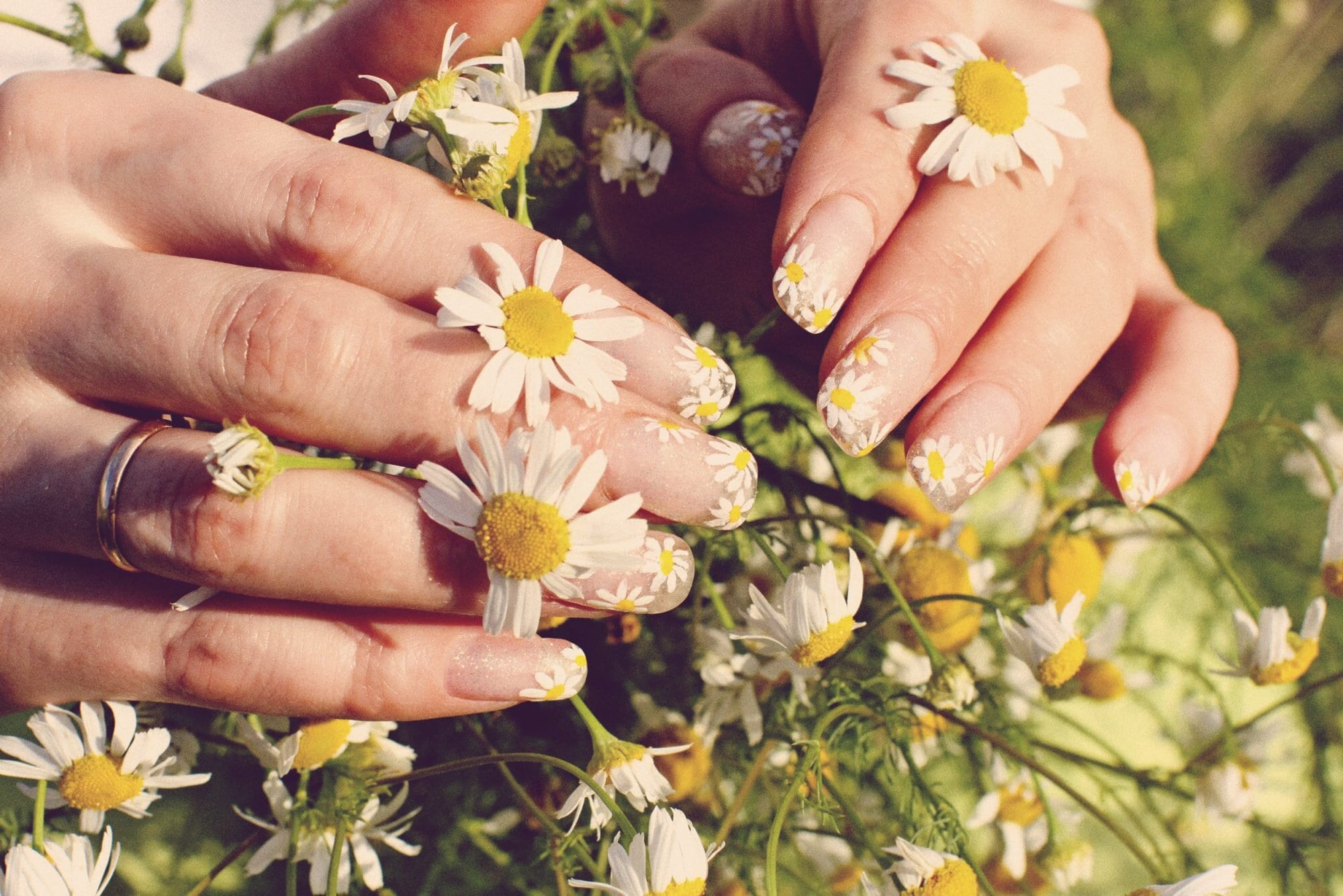 Daisy Nail Art Is the Easiest Summer Manicure to DIY At Home