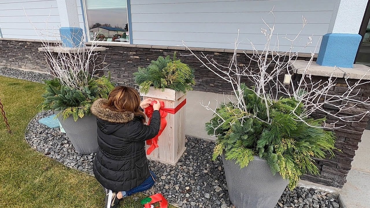 Spreading Some Holiday Cheer With A Few Simple Winter Containers ...