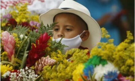 Colombian Children Line Up With Flowers to Open Medellin’s Flower Festival