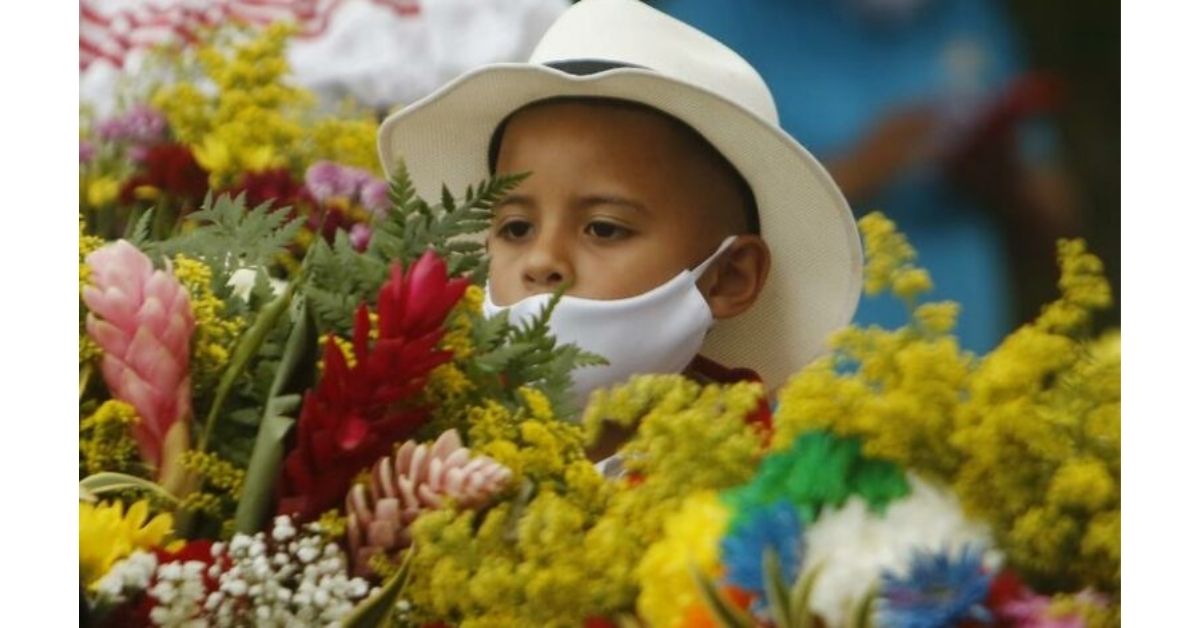 Colombian Children Line Up With Flowers to Open Medellin’s Flower Festival