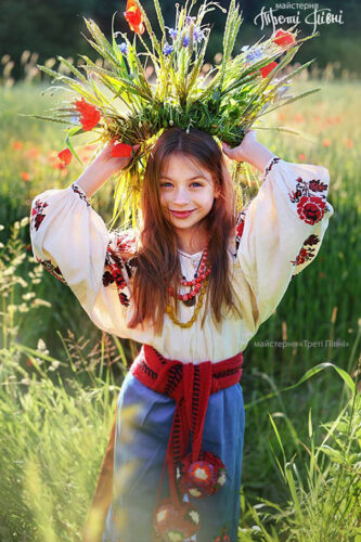 Ukrainian Women Bring Back Traditional Floral Crowns To Show National ...