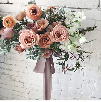 Sandy Roses, a beige - taupe colored rose.  Rose varieties, Flower guide,  Grass wedding