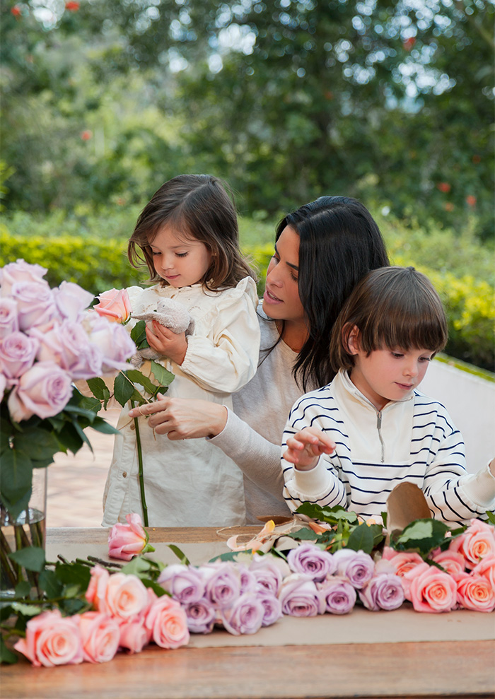 mom-and-children-with-the-roses