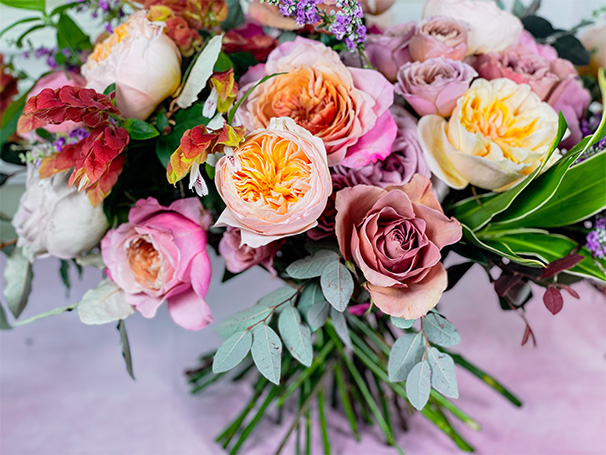 Bouquet Holder vs. Hand-tied: Which Technique Should You Be Using